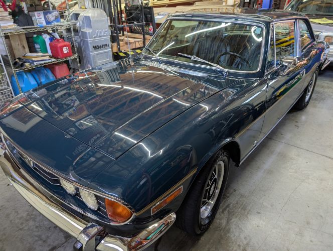 Triumph-Stag-1973-Black-Vinyl-1