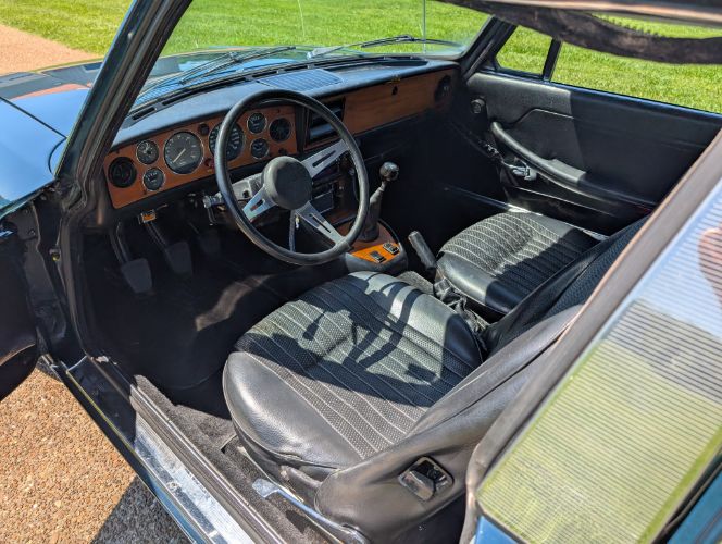 Triumph-Stag-1973-Black-Vinyl-21