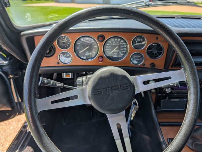 Triumph-Stag-1973-Black-Vinyl-22