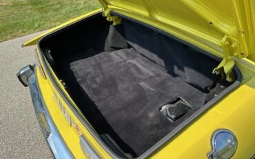 Triumph-Stag-1973-Mimosa-Yellow-Black-And-Walnut-11