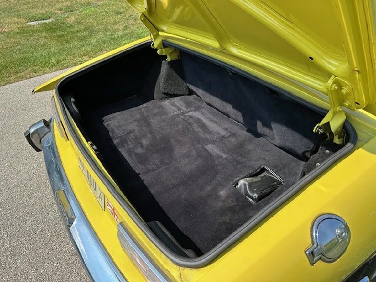 Triumph-Stag-1973-Mimosa-Yellow-Black-And-Walnut-11