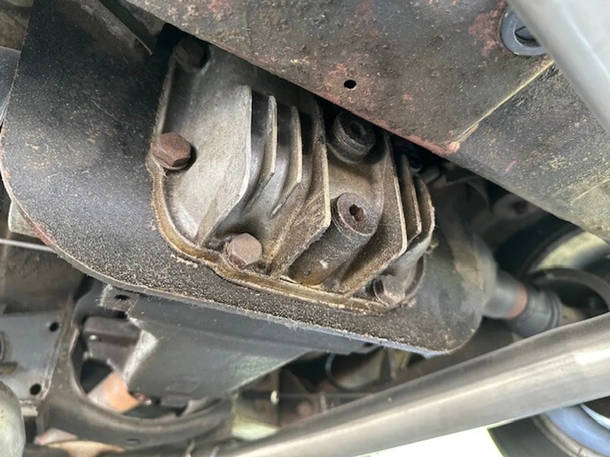 Triumph-Stag-1973-Mimosa-Yellow-Black-And-Walnut-12