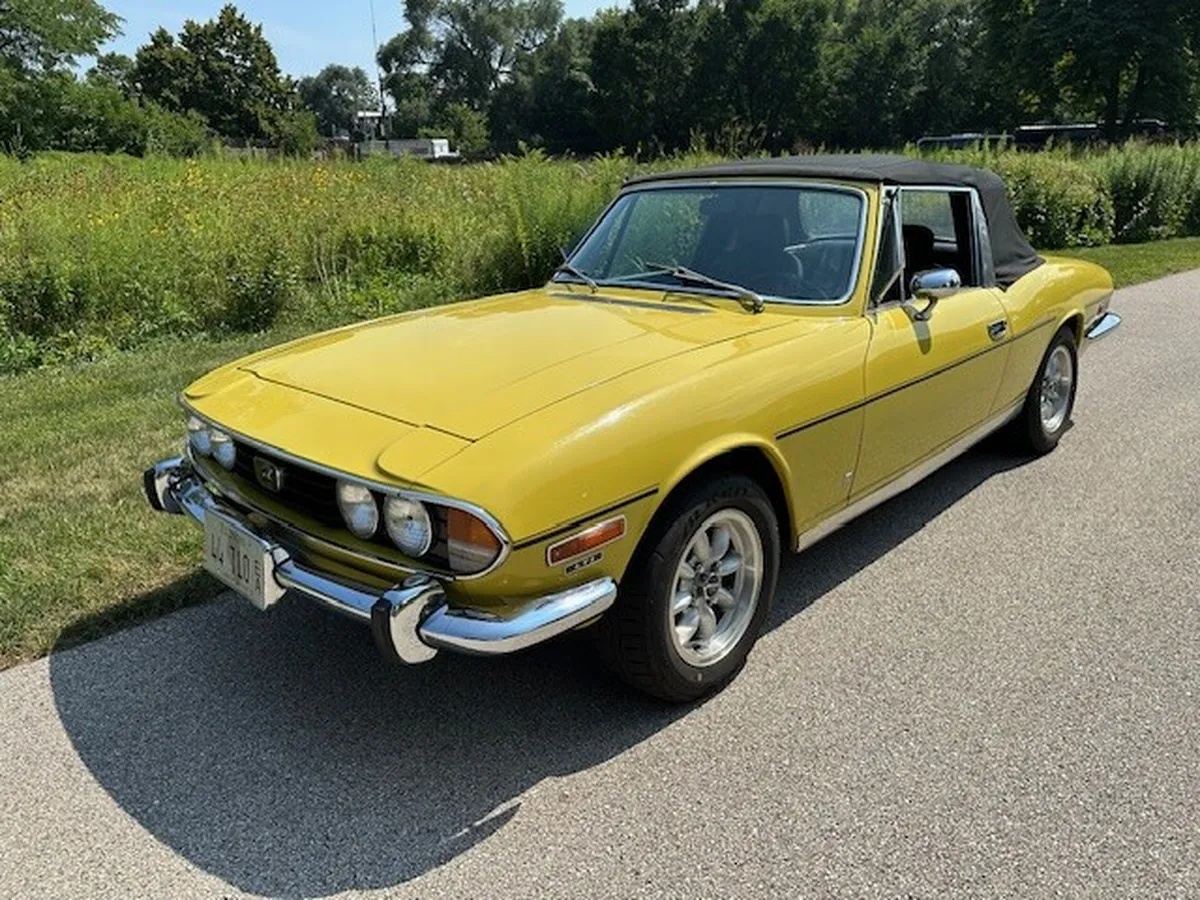 Triumph-Stag-1973-Mimosa-Yellow-Black-And-Walnut-13