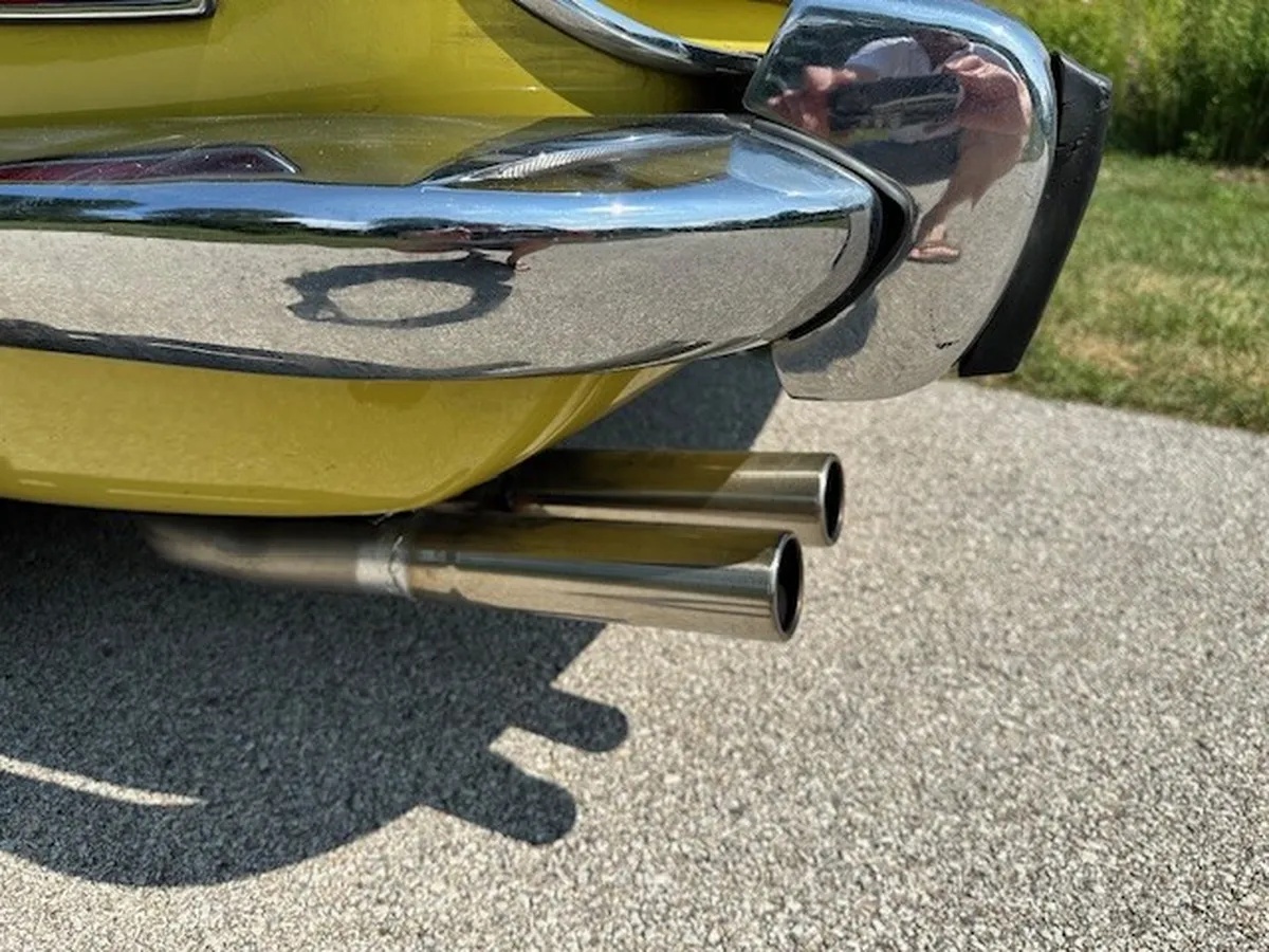 Triumph-Stag-1973-Mimosa-Yellow-Black-And-Walnut-2