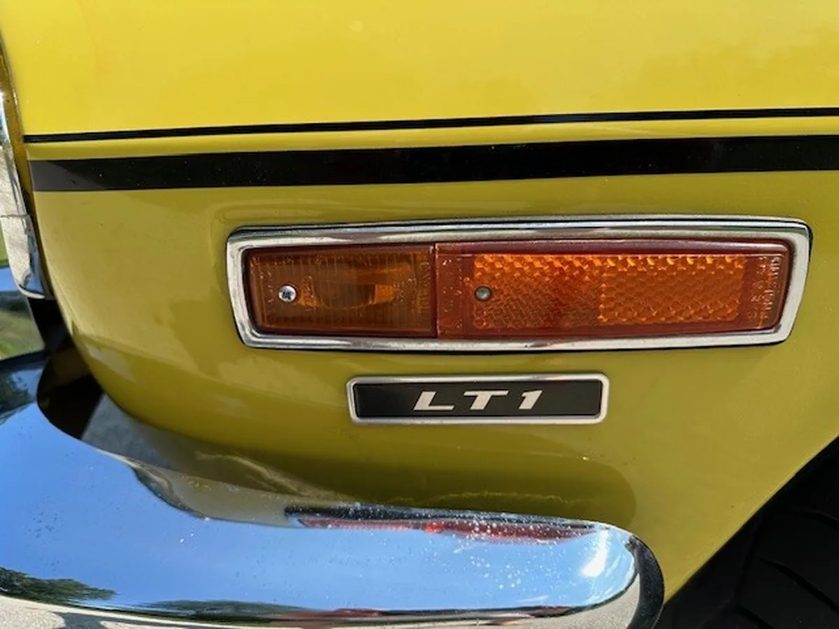 Triumph-Stag-1973-Mimosa-Yellow-Black-And-Walnut-3