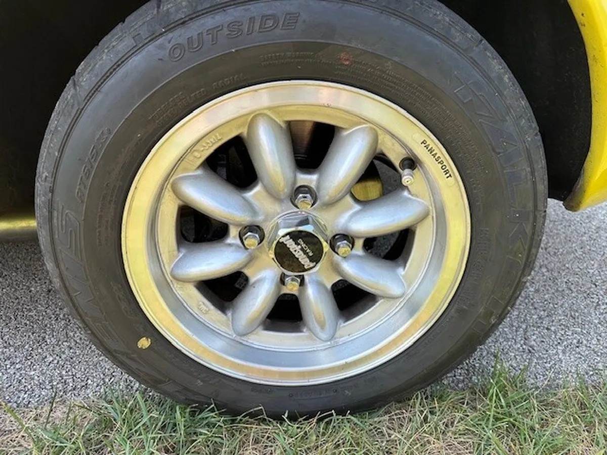 Triumph-Stag-1973-Mimosa-Yellow-Black-And-Walnut-4