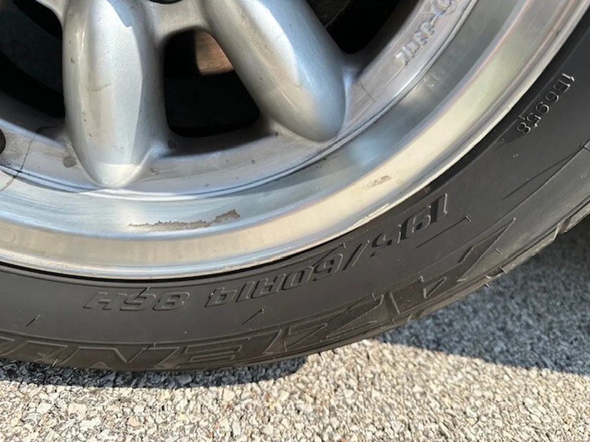 Triumph-Stag-1973-Mimosa-Yellow-Black-And-Walnut-5