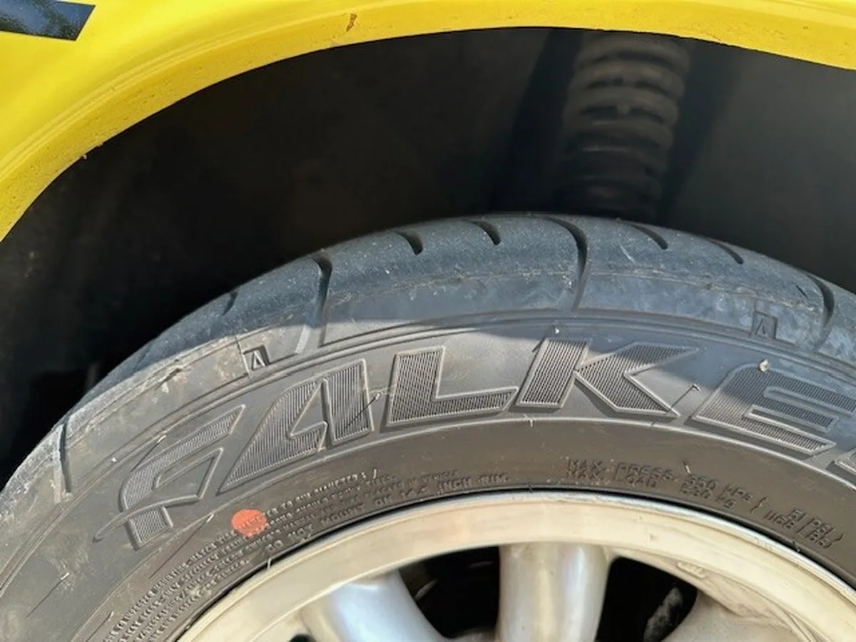 Triumph-Stag-1973-Mimosa-Yellow-Black-And-Walnut-6