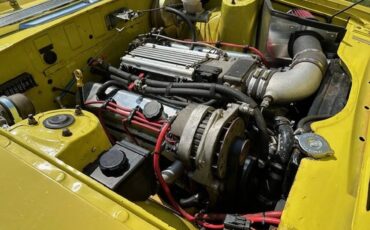 Triumph-Stag-1973-Mimosa-Yellow-Black-And-Walnut-8