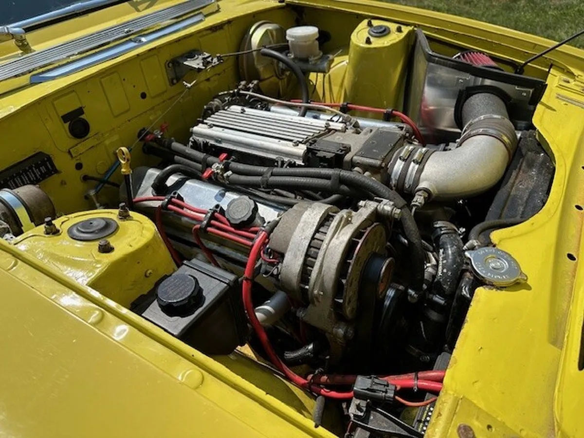 Triumph-Stag-1973-Mimosa-Yellow-Black-And-Walnut-8