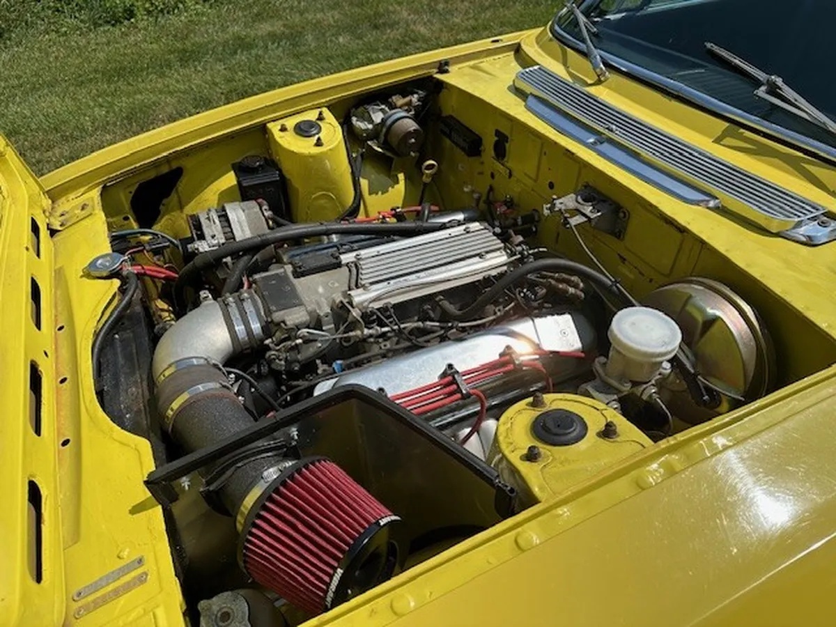 Triumph-Stag-1973-Mimosa-Yellow-Black-And-Walnut-9