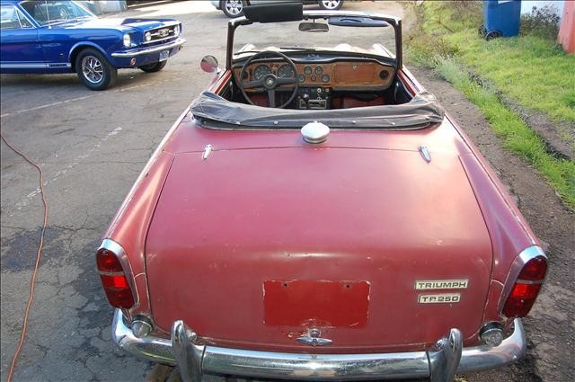 Triumph-TR250-1968-Convertible-2