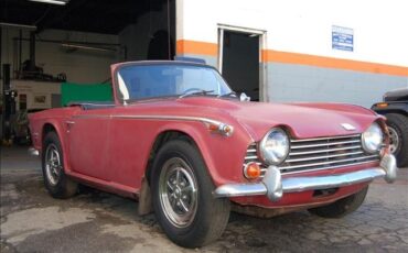 Triumph-TR250-1968-Convertible-3