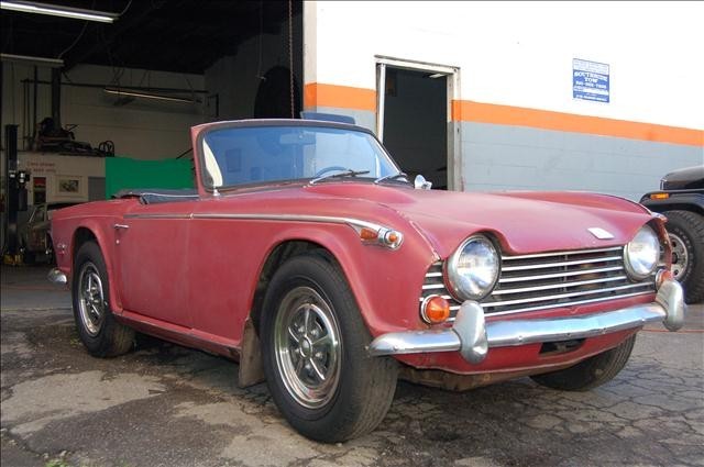 Triumph-TR250-1968-Convertible-3