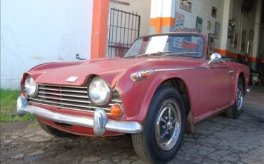 Triumph-TR250-1968-Convertible