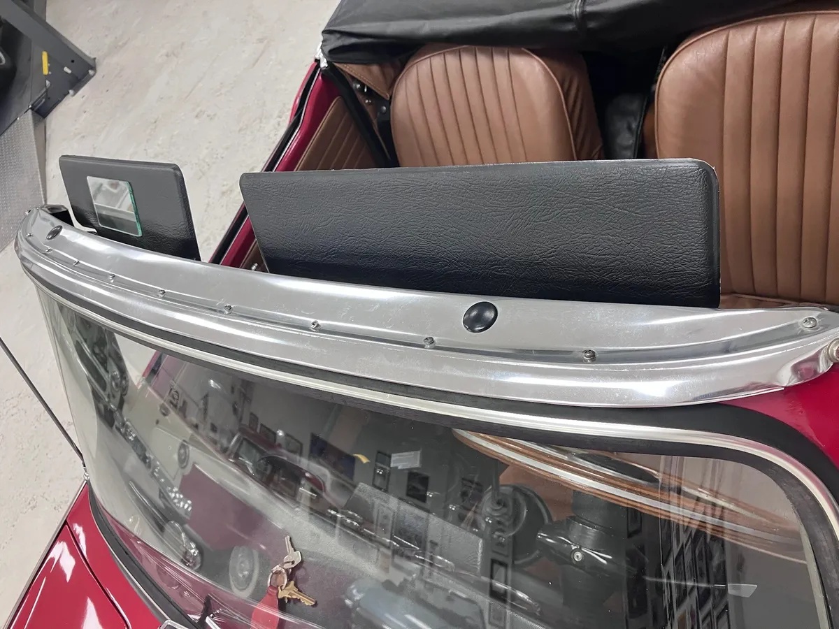 Triumph-Tr4-1965-Dark-Red-Tan-7