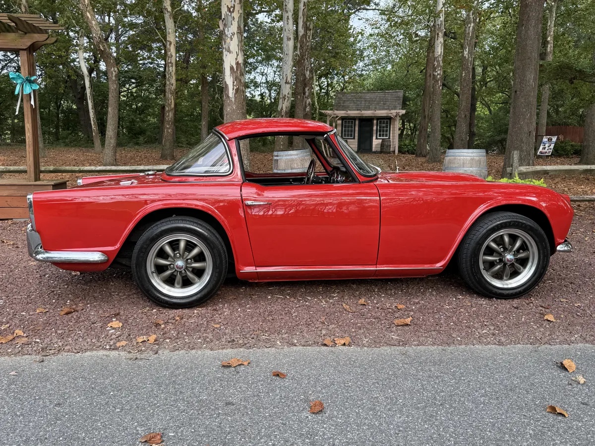 Triumph-Tr4-1965-Signal-Red-Black-With-White-Piping-Leather-1