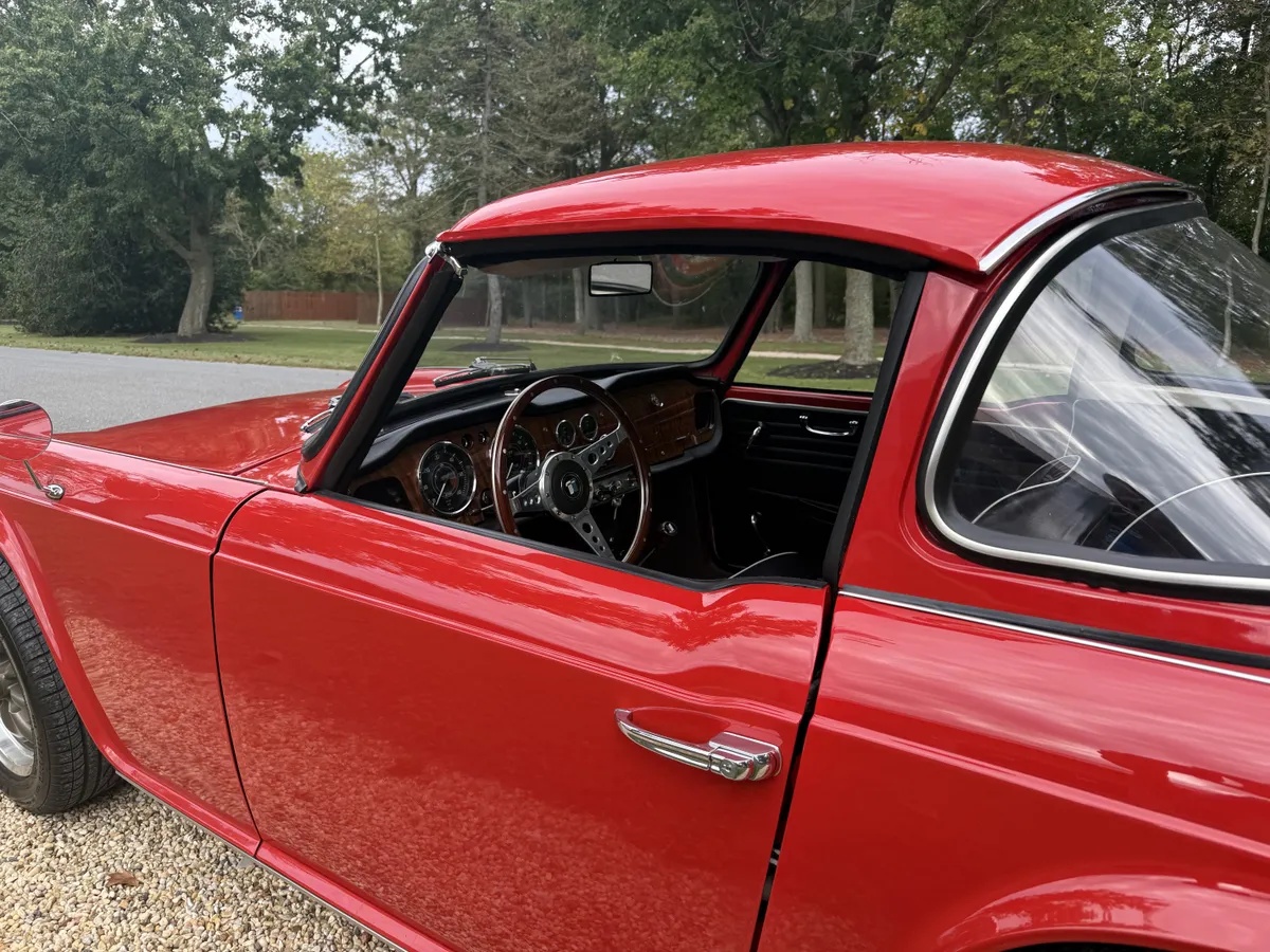 Triumph-Tr4-1965-Signal-Red-Black-With-White-Piping-Leather-10