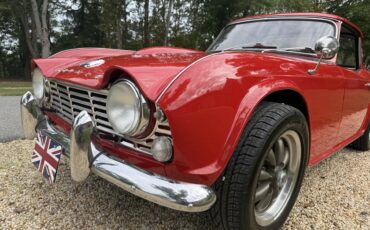 Triumph-Tr4-1965-Signal-Red-Black-With-White-Piping-Leather-11
