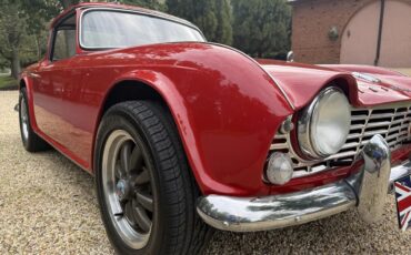 Triumph-Tr4-1965-Signal-Red-Black-With-White-Piping-Leather-12