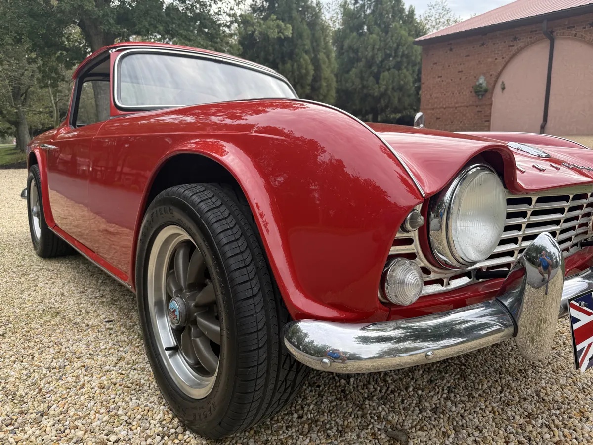 Triumph-Tr4-1965-Signal-Red-Black-With-White-Piping-Leather-12