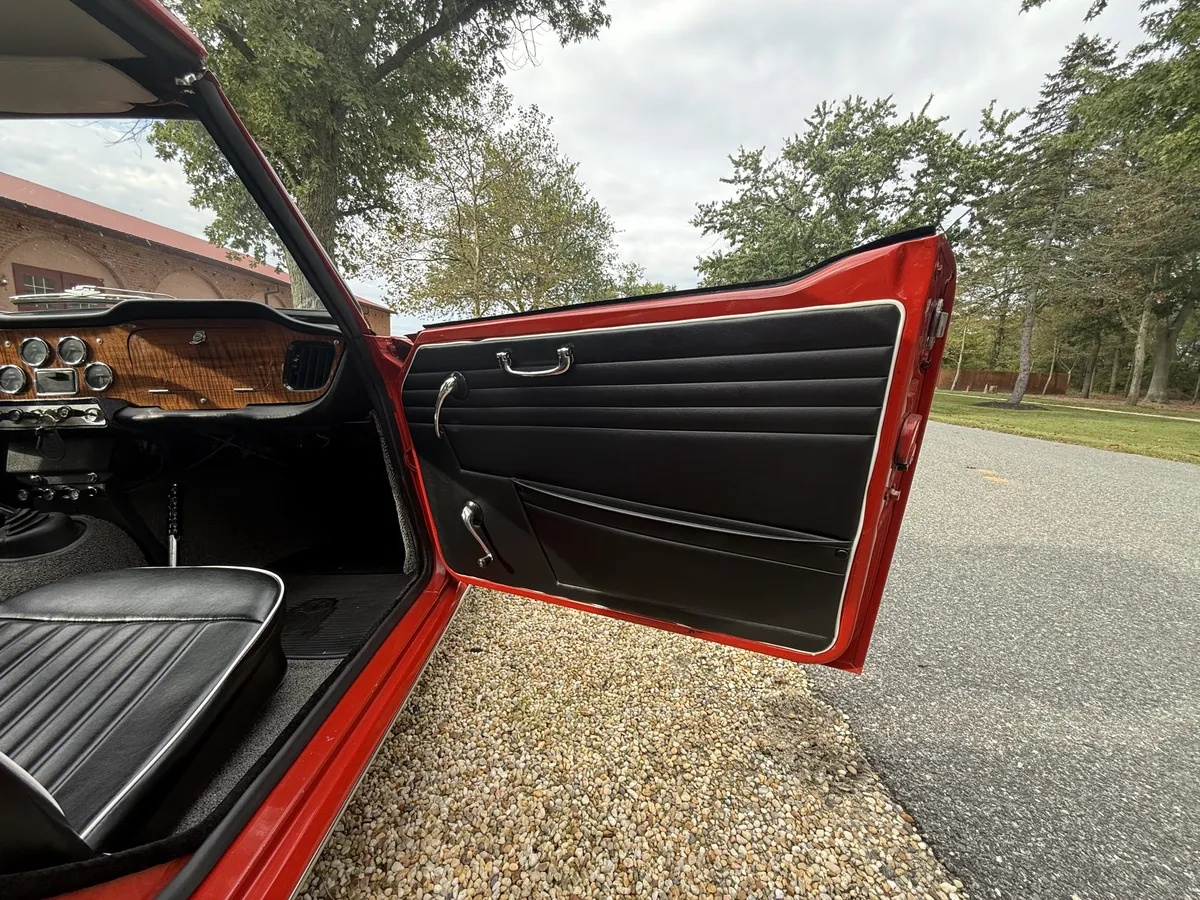 Triumph-Tr4-1965-Signal-Red-Black-With-White-Piping-Leather-15