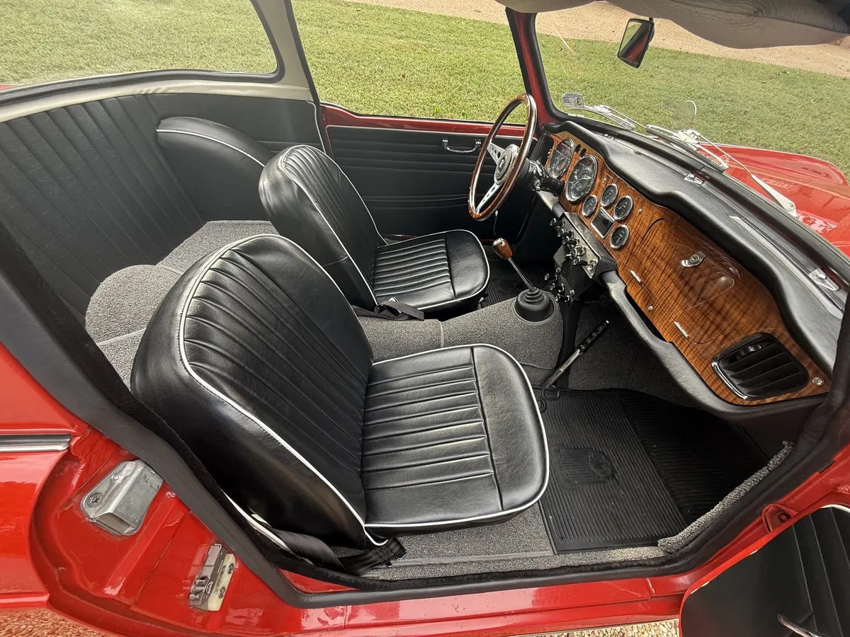 Triumph-Tr4-1965-Signal-Red-Black-With-White-Piping-Leather-16