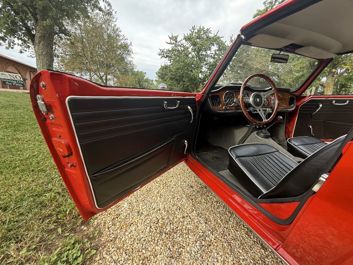 Triumph-Tr4-1965-Signal-Red-Black-With-White-Piping-Leather-17