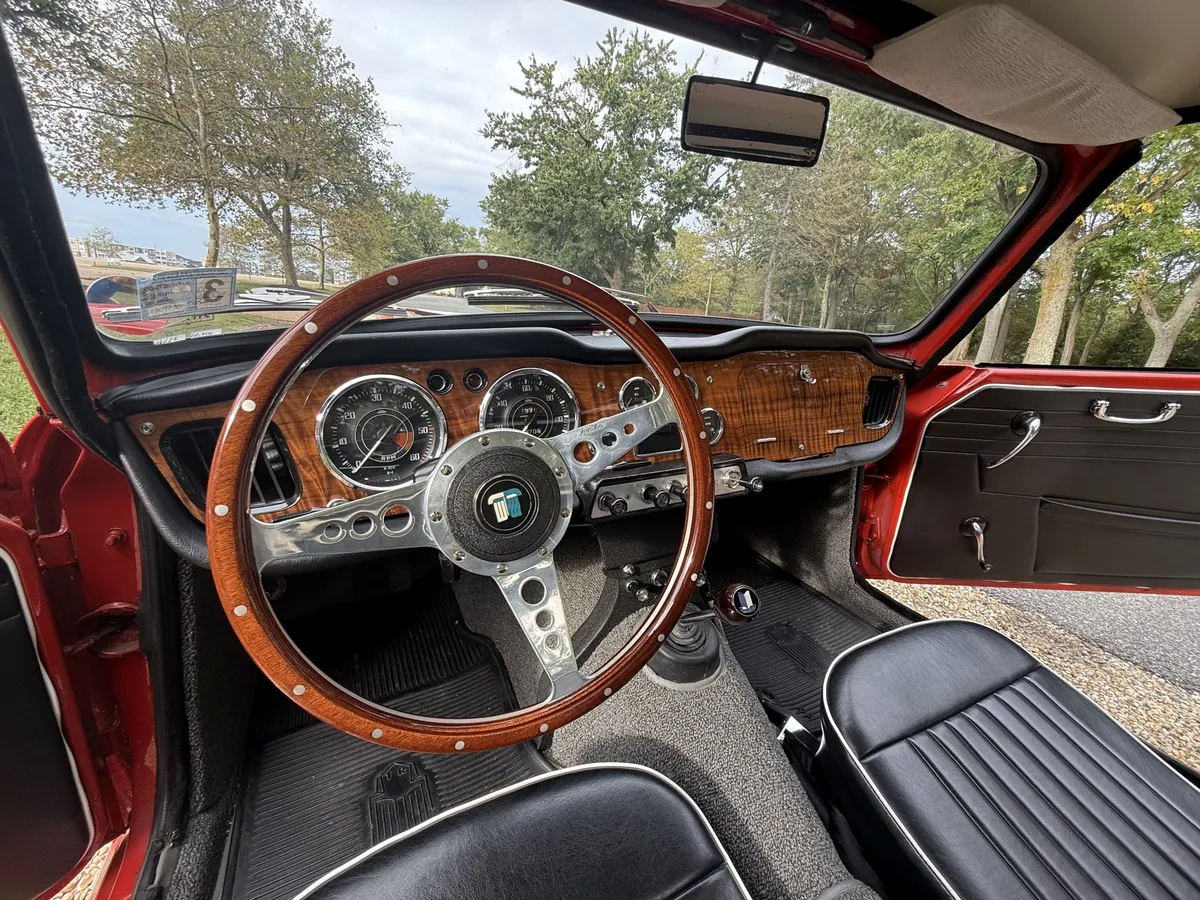 Triumph-Tr4-1965-Signal-Red-Black-With-White-Piping-Leather-19