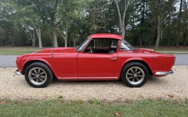 Triumph-Tr4-1965-Signal-Red-Black-With-White-Piping-Leather-2