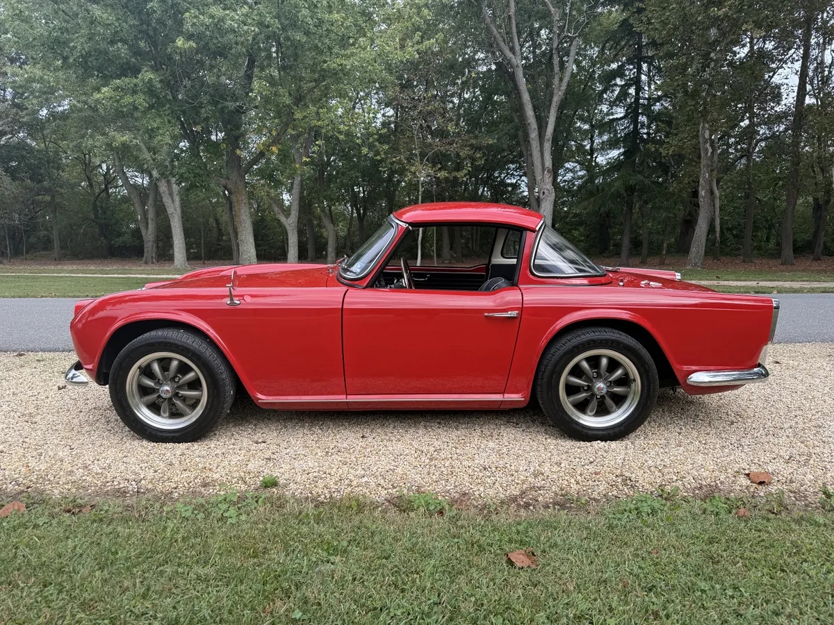 Triumph-Tr4-1965-Signal-Red-Black-With-White-Piping-Leather-2