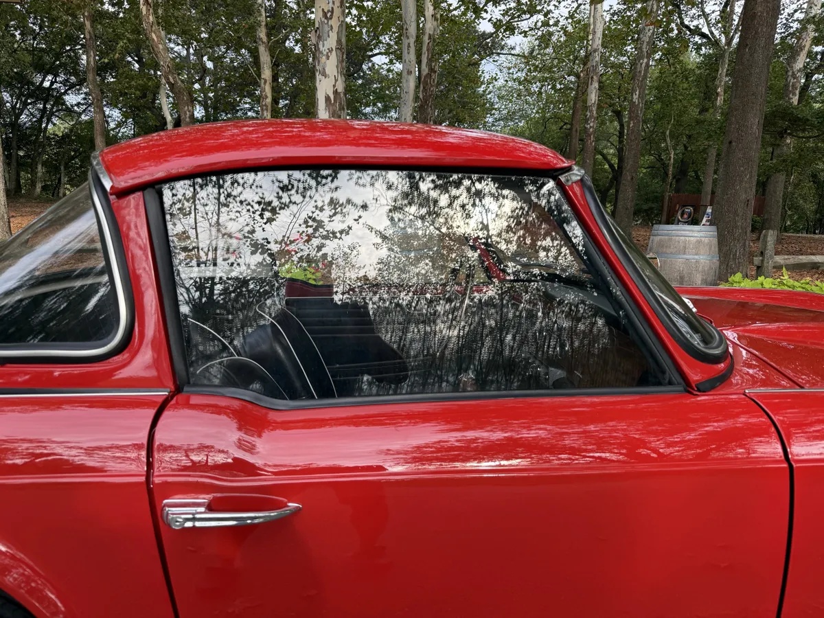 Triumph-Tr4-1965-Signal-Red-Black-With-White-Piping-Leather-3