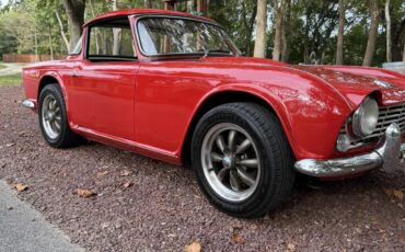 Triumph-Tr4-1965-Signal-Red-Black-With-White-Piping-Leather-4