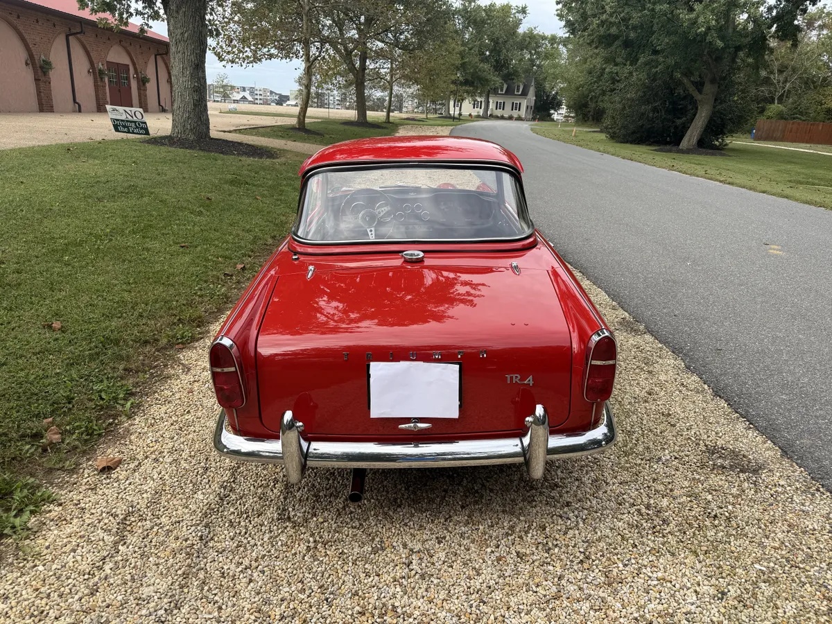 Triumph-Tr4-1965-Signal-Red-Black-With-White-Piping-Leather-7