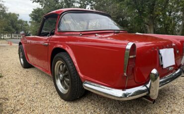 Triumph-Tr4-1965-Signal-Red-Black-With-White-Piping-Leather-8