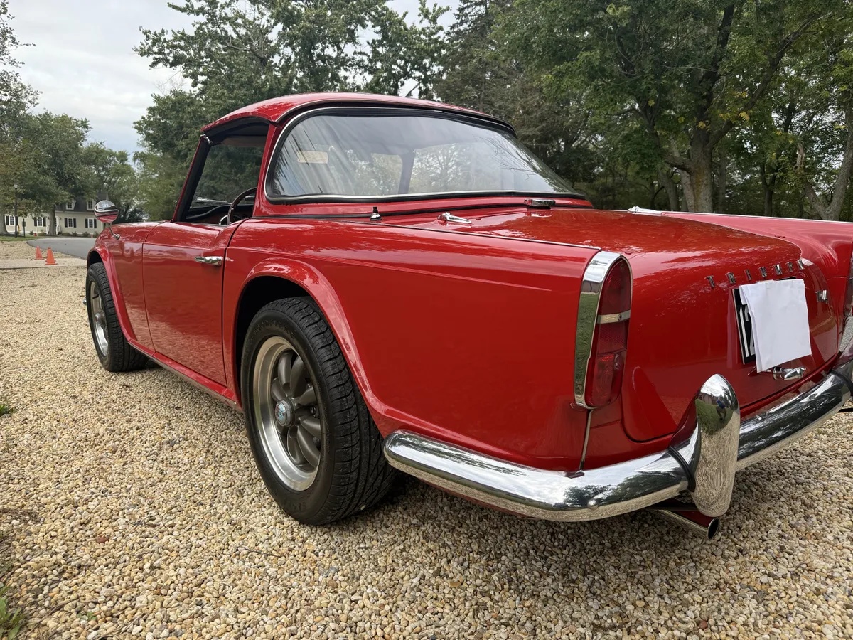Triumph-Tr4-1965-Signal-Red-Black-With-White-Piping-Leather-8