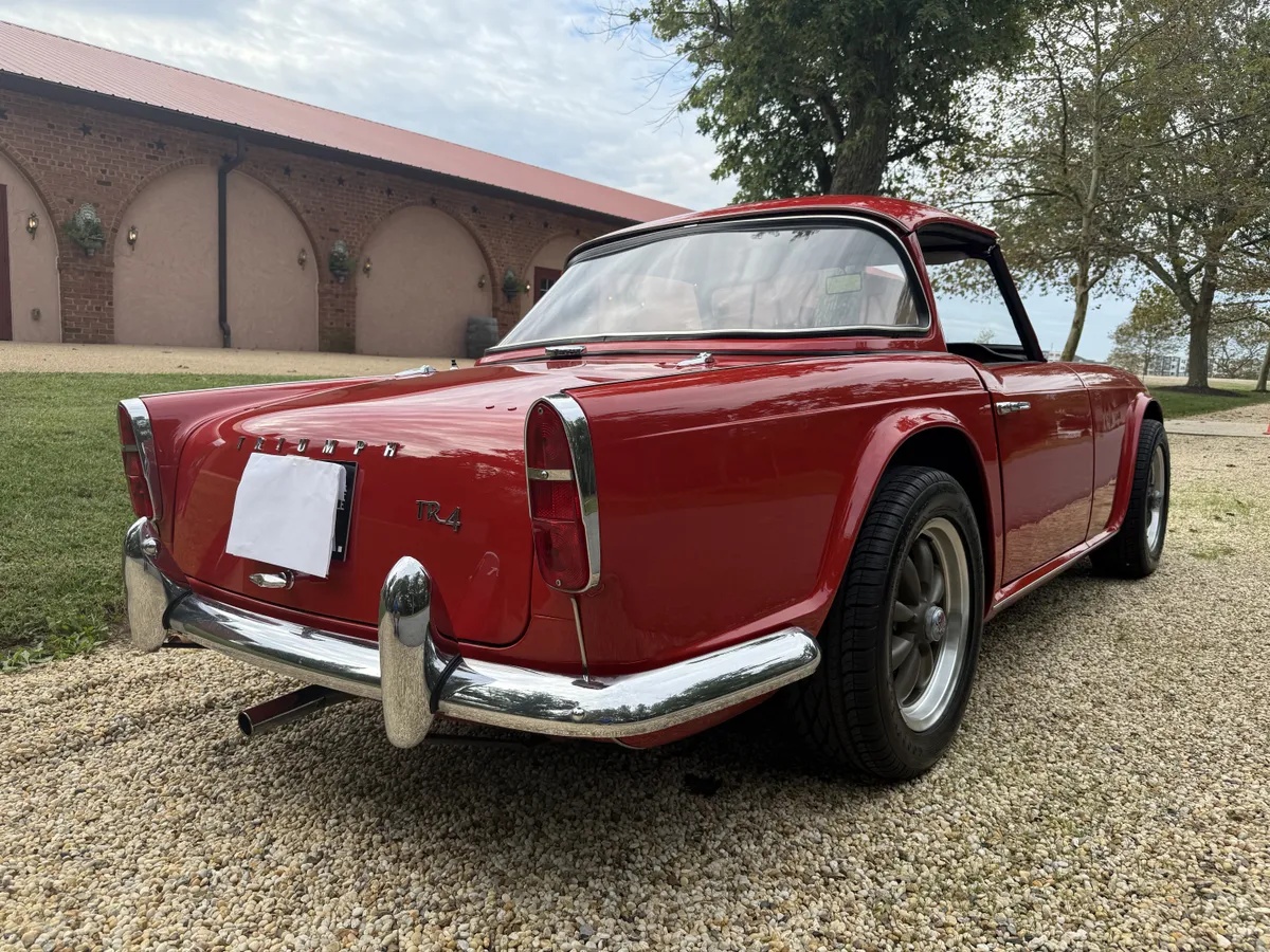 Triumph-Tr4-1965-Signal-Red-Black-With-White-Piping-Leather-9