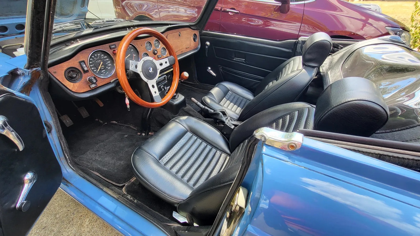 Triumph-Tr6-1974-French-Blue-Black-13