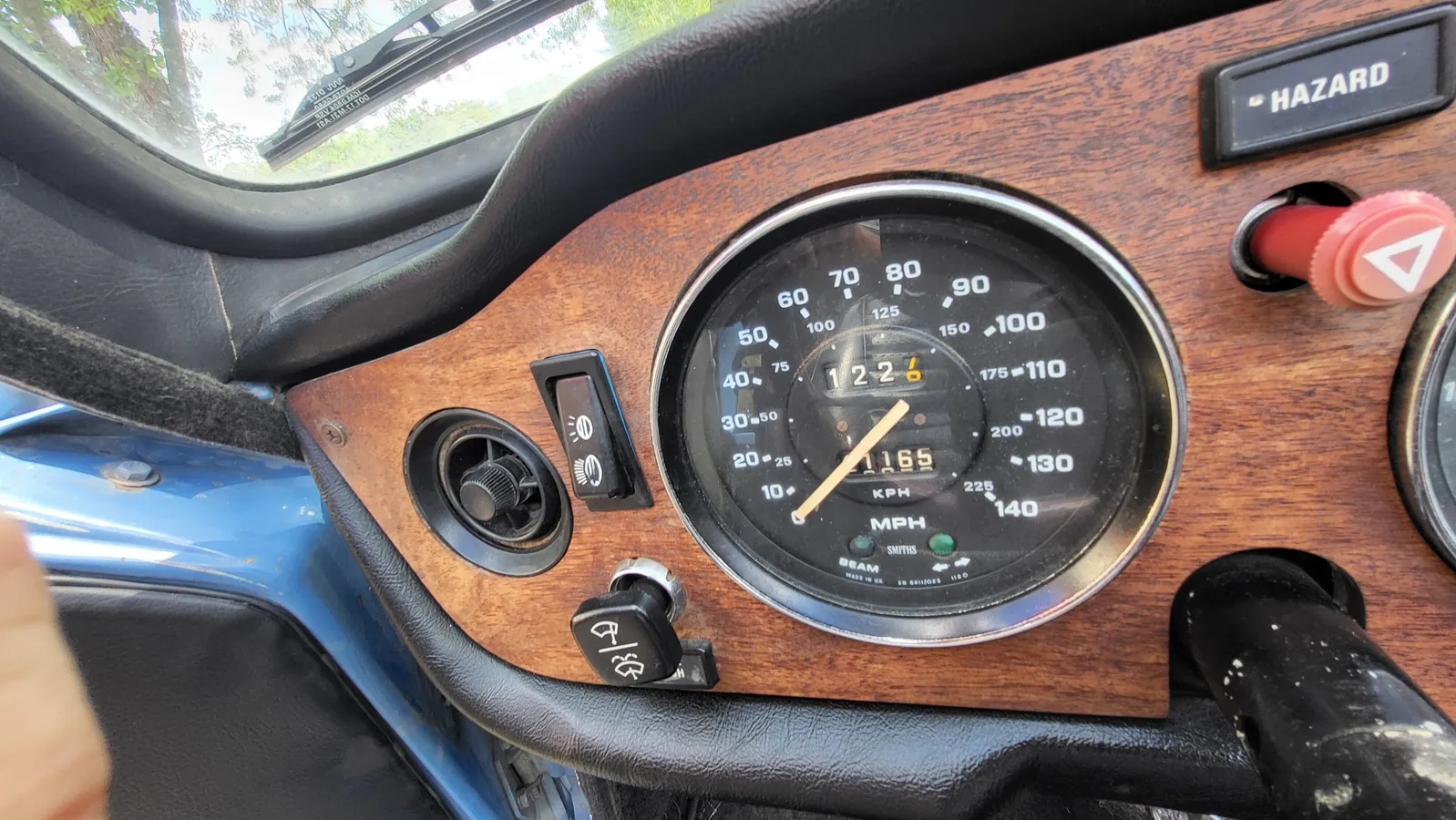 Triumph-Tr6-1974-French-Blue-Black-14