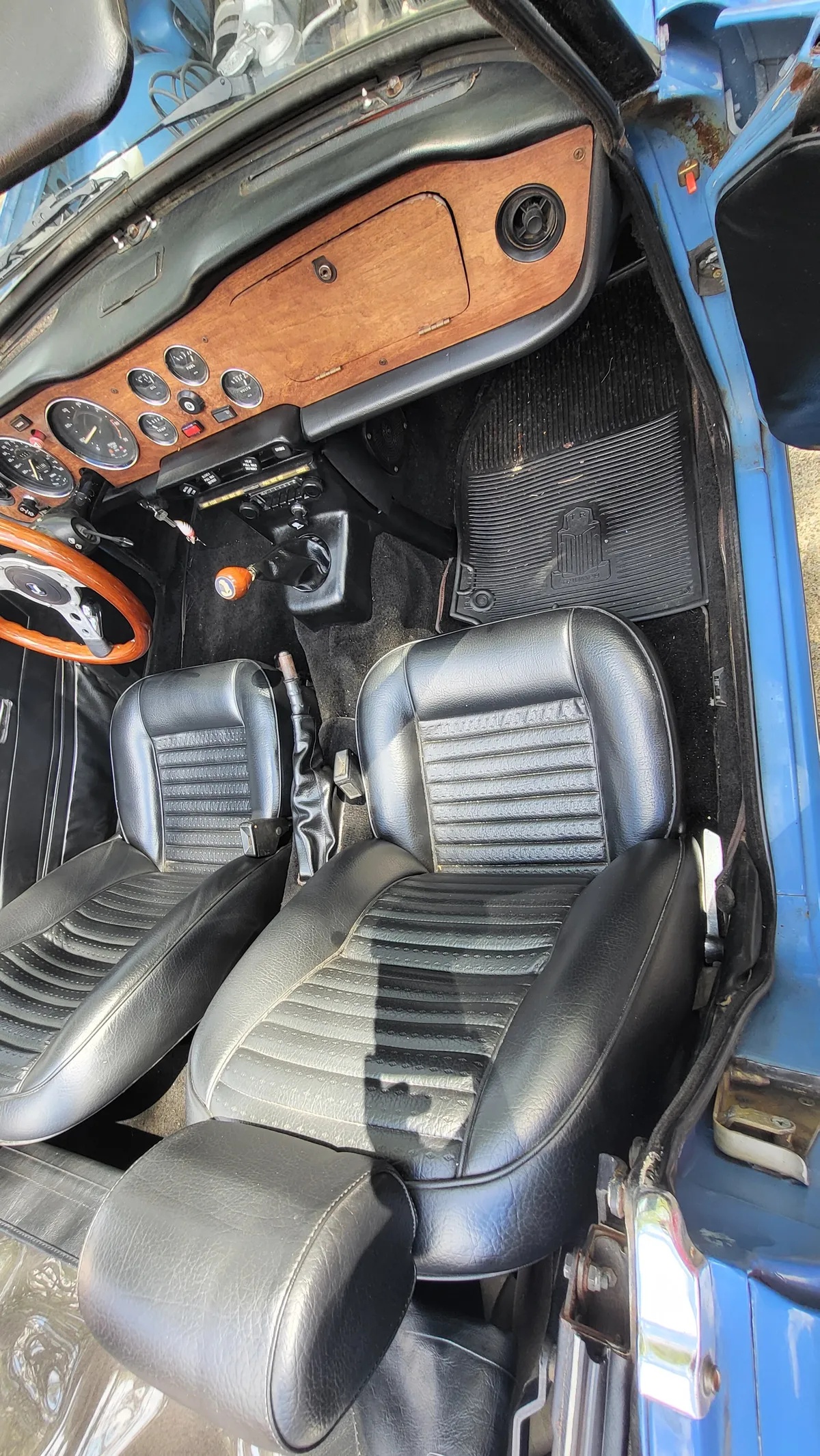 Triumph-Tr6-1974-French-Blue-Black-18