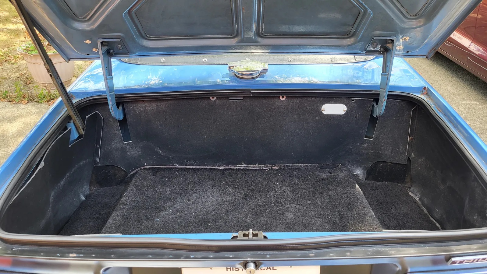Triumph-Tr6-1974-French-Blue-Black-7