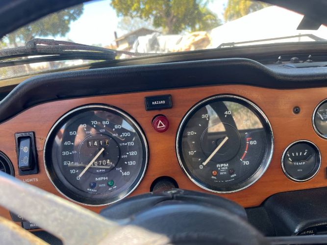 Triumph-Tr6-1974-Red-4