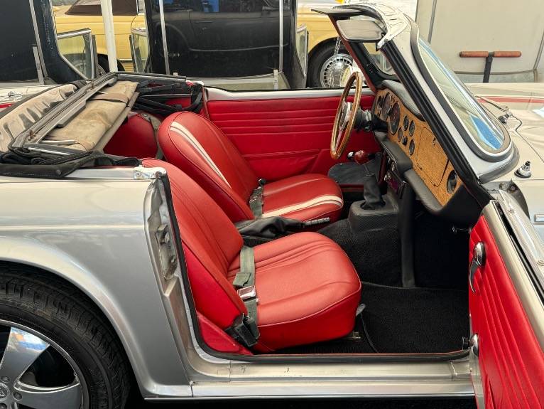 Triumph-tr250-1968-18
