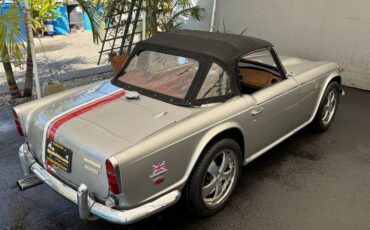 Triumph-tr250-1968-26