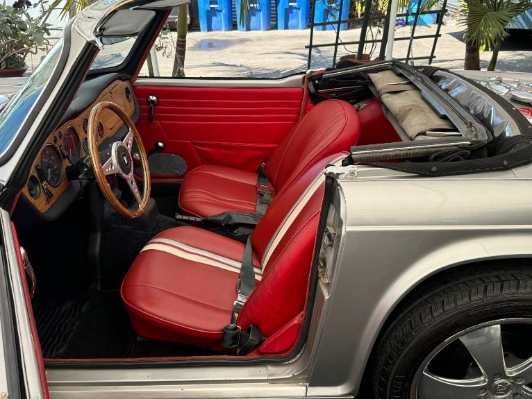 Triumph-tr250-1968-37