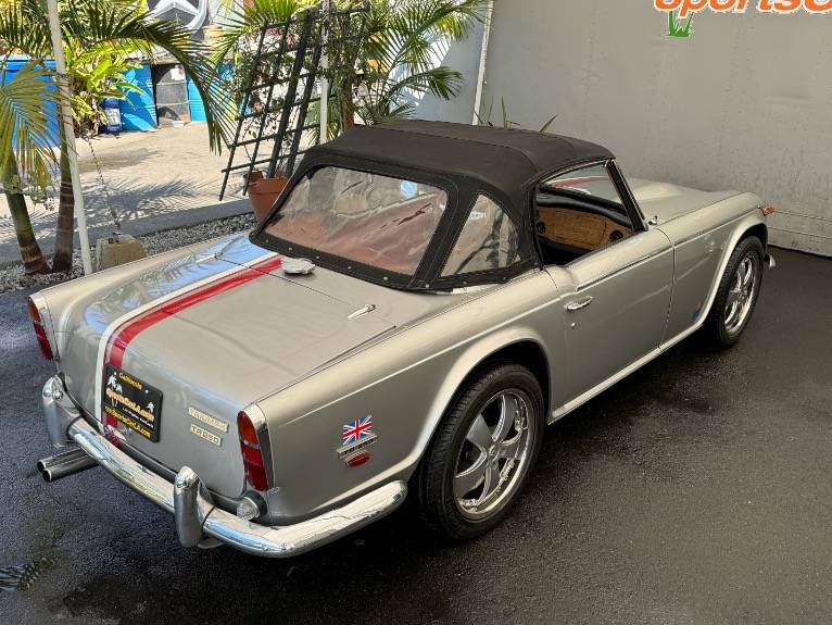 Triumph-tr250-1968-7