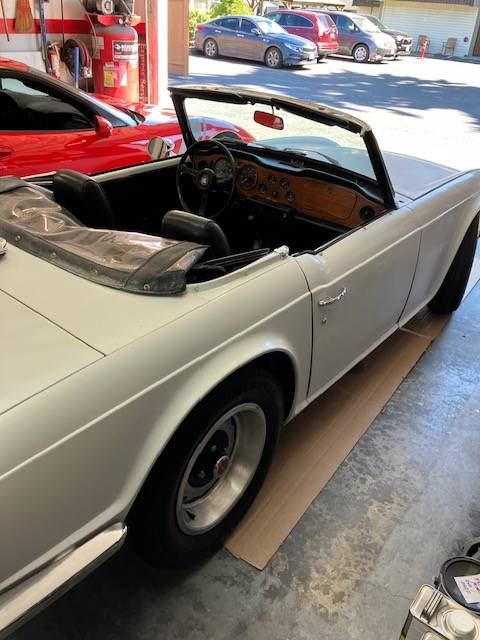 Triumph-tr6-1972-white-2