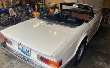 Triumph-tr6-1972-white-6