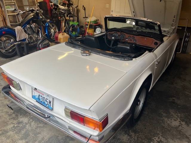 Triumph-tr6-1972-white-6