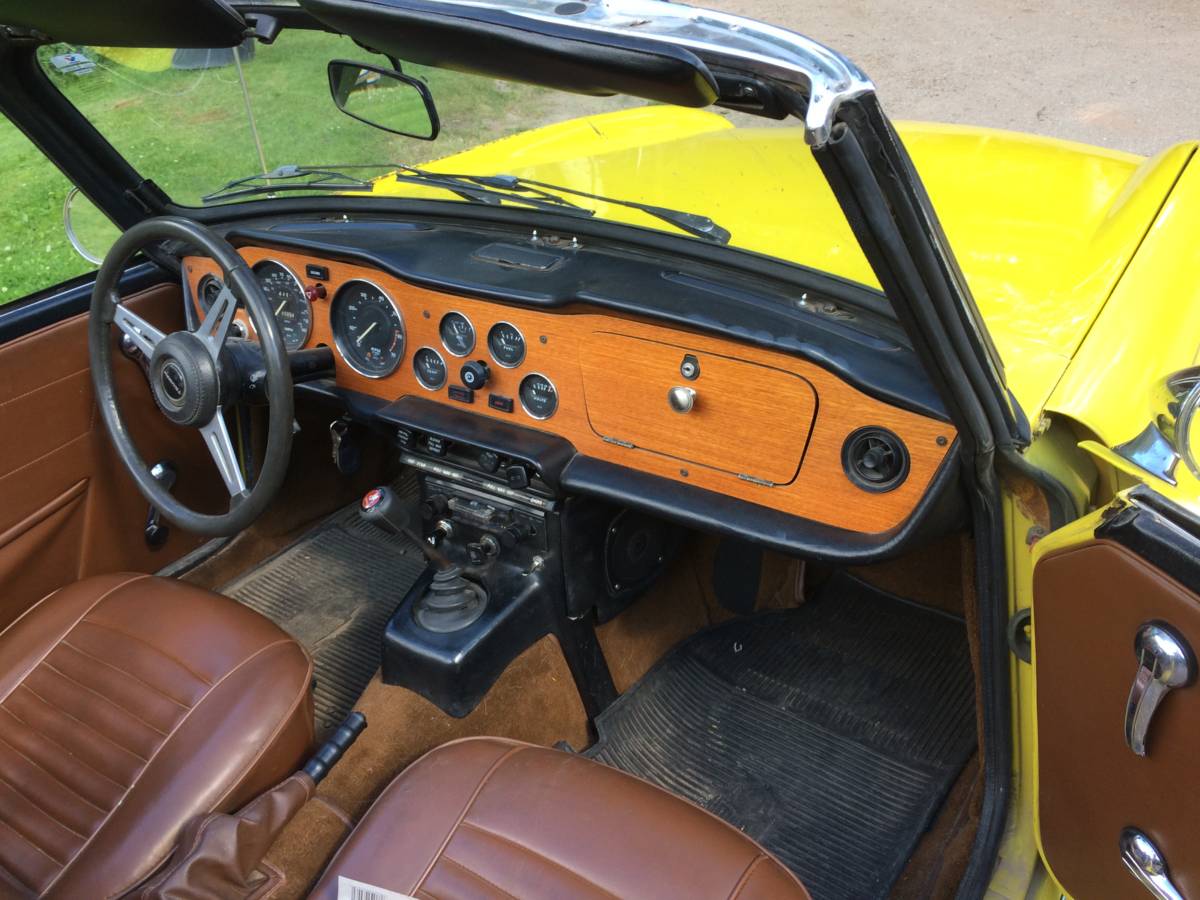 Triumph-tr6-1974-4